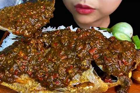 EATING SPICY WHOLE FISH||FRIED FISH WITH ROSELLE LEAVES CURRY &amp; JENGKOL