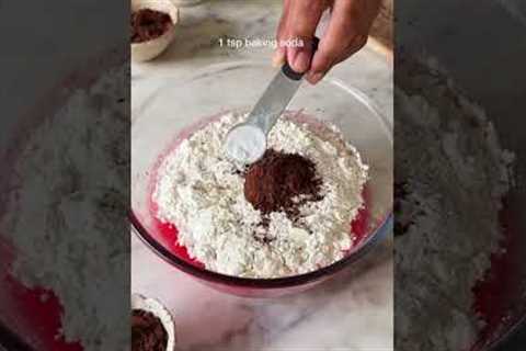 *EGGLESS &amp; NO MOULD* RED VELVET CAKE IN A SAUCEPAN #shorts